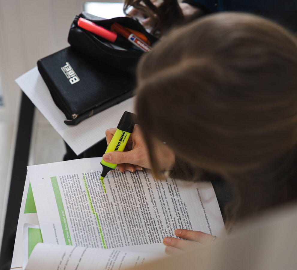 Durch konzentriertes Lesen und Lernen wird der Glaube vertieft